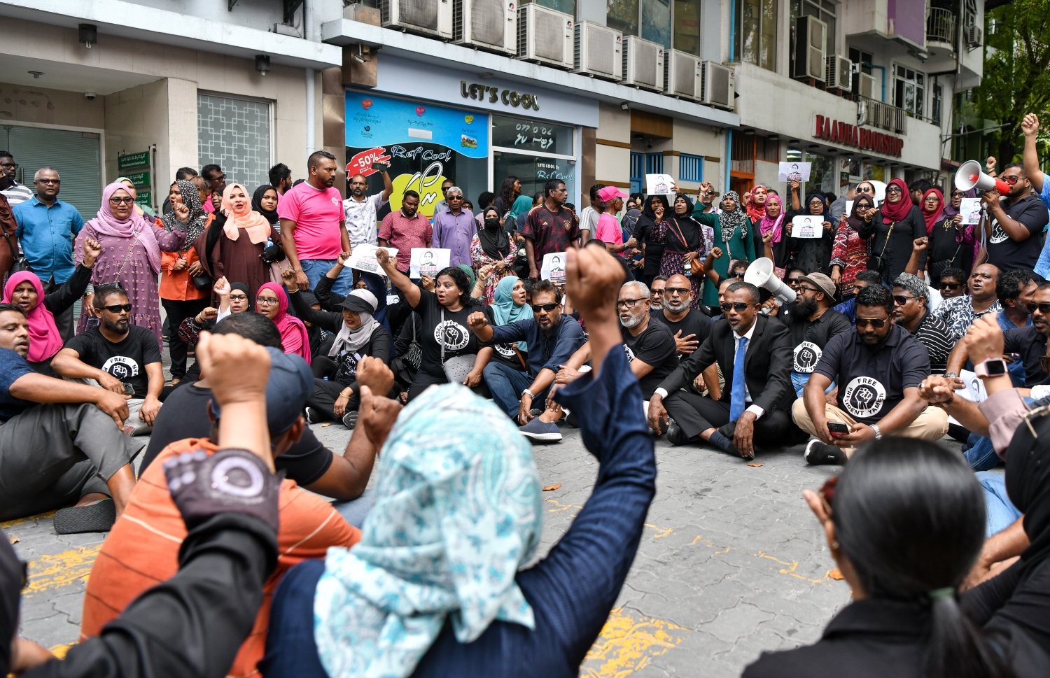 ރައީސް އިބްރާހިމް މުހައްމަދު ސޯލިހު، ރައްޔިތުންގެ މަޖިލިހަށް ރިޔާސީ ބަޔާން އިއްވަމުން ގެންދަވަނިކޮށް އިިދިކޮޅުން ސޯސަން މަގުގައި މުޒާހަރާ ކުރަނީ.---ފޮޓޯ: ފަޔާޒު މޫސާ| މިހާރު