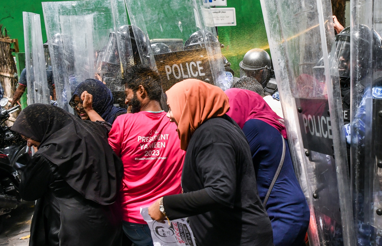 މުޒާހަރާ ކޮންޓްރޯ ލްކުރުމަށް ފުލުހުން ޕެޕާ ސްޕްރޭ ބޭނުންކުރަނީ: އާދަޔާ ހިލާފަށް ފުލުހުން ބާރު ބޭނުން ކުރުމުން ބައެއް މީހުންނަށް އަނިޔާވި.--- ފޮޓޯ: ފަޔާޒު މޫސާ | މިހާރު