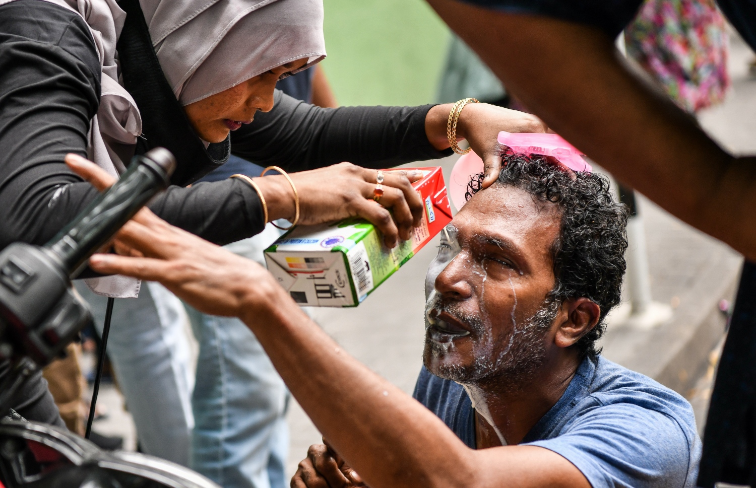 ޕެޕާ ސްޕްރޭގެ އަސަރުކުރިި މުޒާހަރާގެ ބައިވެރިއަކަށް ފަރުވާ ދެނީ.--- ފޮޓޯ: ފަޔާޒު މޫސާ | މިހާރު