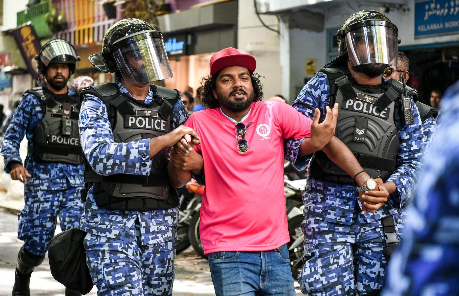 މުޒާހަރާގެ ބައިވެރިއަކު ހައްޔަރު ކޮށްގެން ފުލުހުން ގެންދަނީ: މިއަދުގެ މުޒާހަރާ އިން 17 މީހަކު ހައްޔަރުކުރި.--- ފޮޓޯ: ފަޔާޒު މޫސާ | މިހާރު