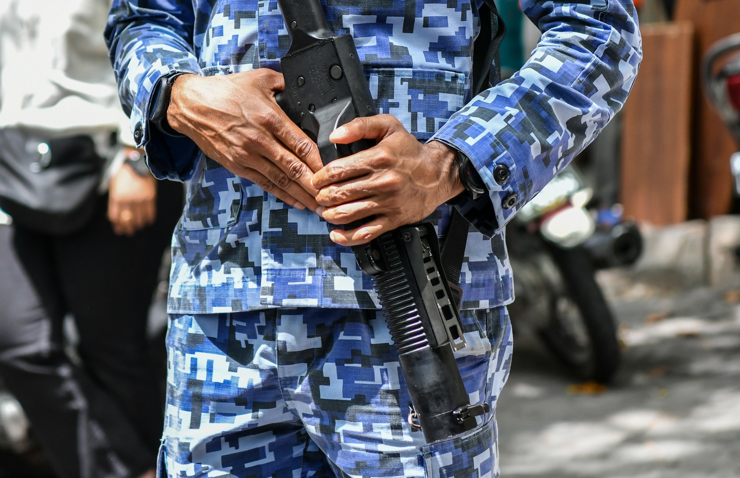 މިއަދުގެ މުޒާހަރާ ކުރިއަށް ގެންދިޔަ ވަގުތު، ކަރުނަގޭސް ޖަހަން ބޭނުންކުރާ ބަޑިއަކާއެކު ފުލުހަހަކު ހަރަކާތްތެރިވަނީ: މުޒާހަރާ ރޫޅާލީ ބާރުގެ ބޭނުންކޮށްގެން.--- ފޮޓޯ: ފަޔާޒު މޫސާ | މިހާރު