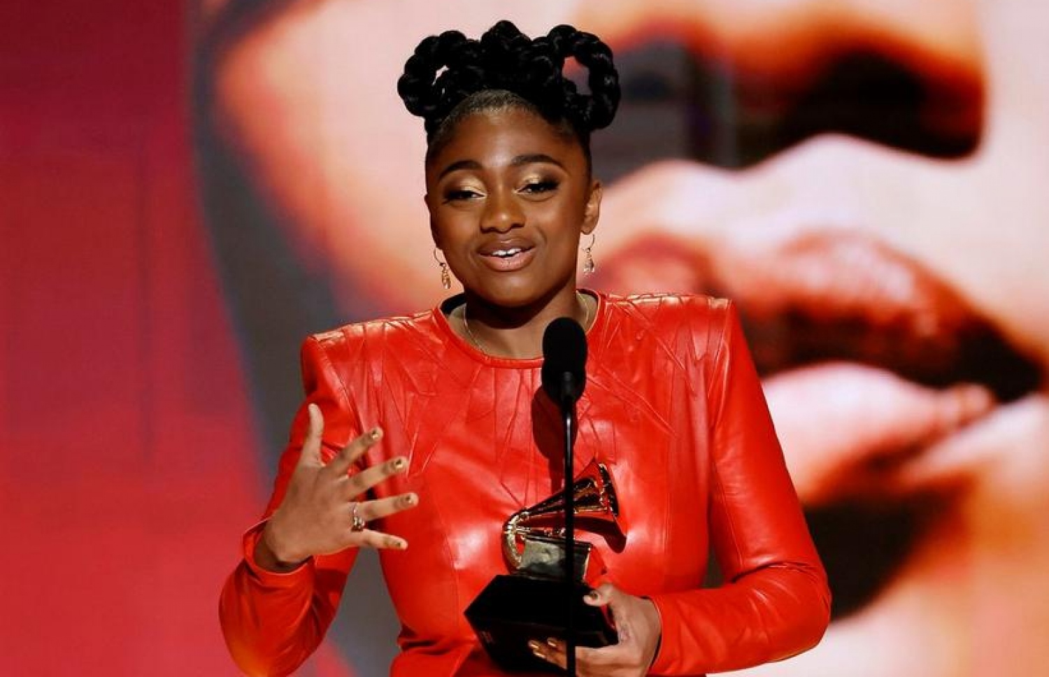 ގްރޭމީ 2023 ހަފްލާގައި "ބެސްޓް ނިއު އާޓިސްޓް" ސަމާރާ ޖޯއީ އެވޯޑާ ހަވާލުވުމަށް ފަހު ސްޕީޗު ދެނީ