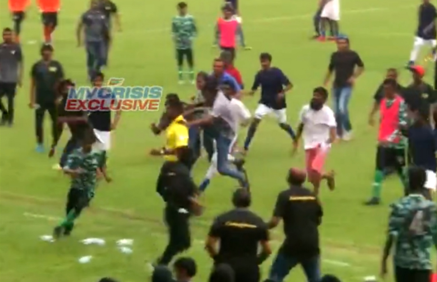 ގުރައިދޫ ސްކޫލުގެ ކުޅުންތެރިންނާއި ޓީމު އޮފިޝަލުން ހަމަނުޖެހުން ހިންގަނީ