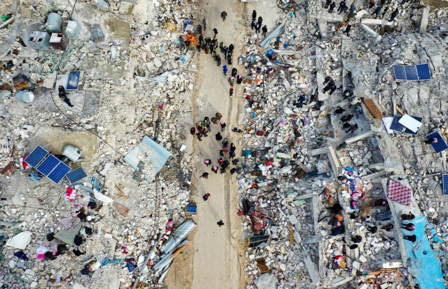 ތުރުކީގެ އިރުމަތީގައި، ސީރިއާގެ ބޯޑަރު ސަރަހައްދުގައި އޮންނަ ގާޒީއަންތާބް އަށް އައި ބާރުގަދަ ބިންހެލުމެއްގައި އެ ސަރަހައްދަށް ބޮޑުތި ގެއްލުންވެ، އެ ސަރަހައްދުން ގެއްލުނު މީހުން ހޯދުމުގެ މަސައްކަތް ކުރަނީ.-- ފޮޓޯ: އޭއެފްޕީ