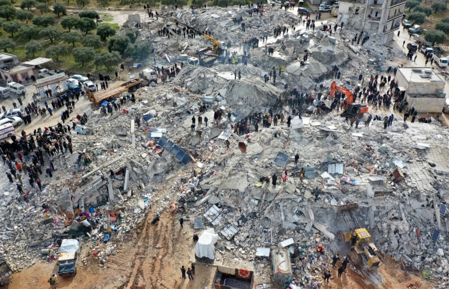 ތުރުކީގެ އިރުމަތީގައި، ސީރިއާގެ ބޯޑަރު ސަރަހައްދުގައި އޮންނަ ގާޒީއަންތާބް އަށް އައި ބާރުގަދަ ބިންހެލުމެއްގައި އެ ސަރަހައްދަށް ބޮޑުތި ގެއްލުންވެ، އެ ސަރަހައްދުން ގެއްލުނު މީހުން ހޯދުމުގެ މަސައްކަތް ކުރަނީ.-- ފޮޓޯ: އޭއެފްޕީ