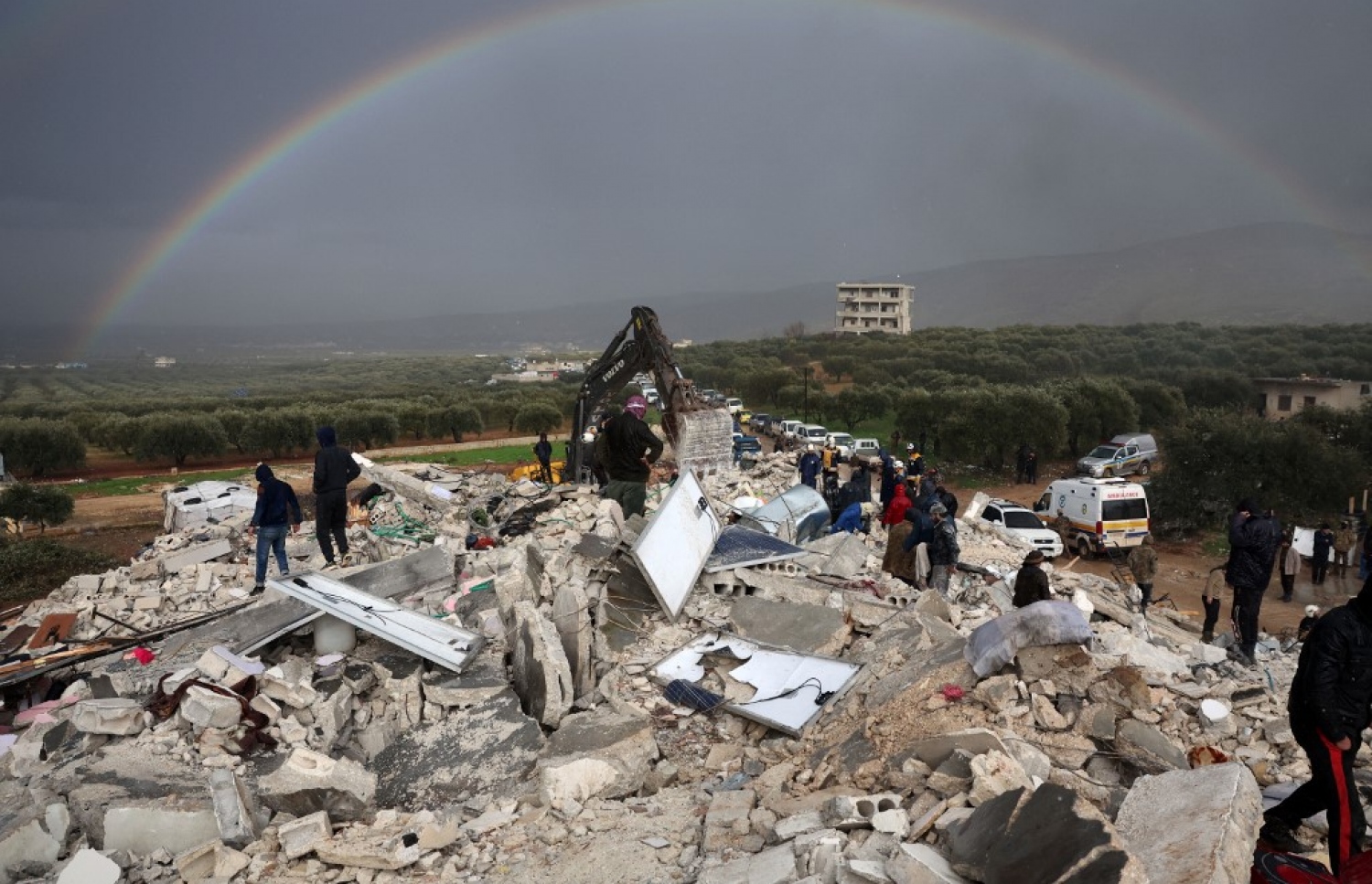 ތުރުކީގެ އިރުމަތީގައި، ސީރިއާގެ ބޯޑަރު ސަރަހައްދުގައި އޮންނަ ގާޒީއަންތާބް އަށް އައި ބާރުގަދަ ބިންހެލުމެއްގައި އެ ސަރަހައްދަށް ބޮޑުތި ގެއްލުންވެ، އެ ސަރަހައްދުން ގެއްލުނު މީހުން ހޯދުމުގެ މަސައްކަތް ކުރަނީ.-- ފޮޓޯ: އޭއެފްޕީ