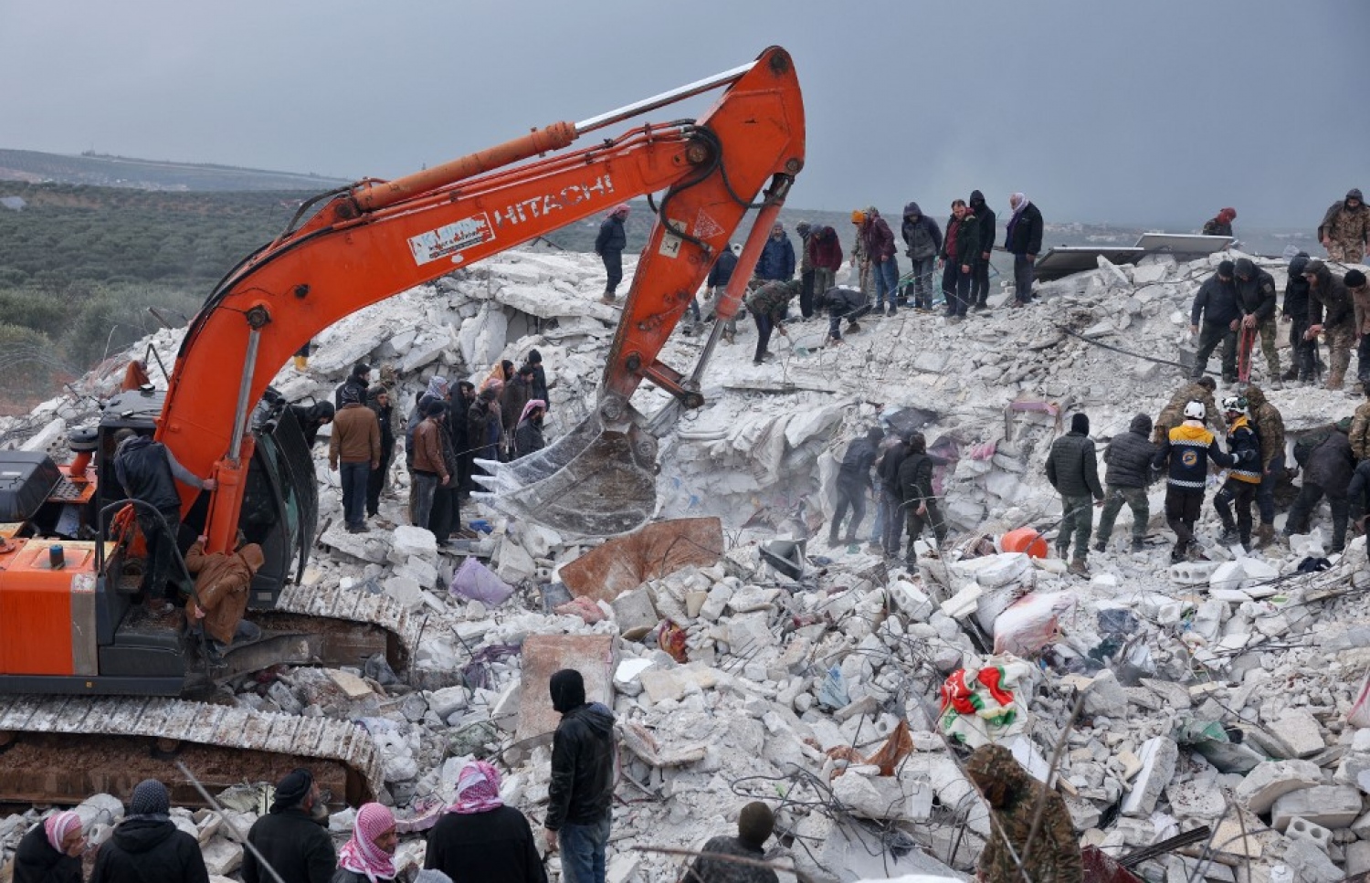 ތުރުކީގެ އިރުމަތީގައި، ސީރިއާގެ ބޯޑަރު ސަރަހައްދުގައި އޮންނަ ގާޒީއަންތާބް އަށް އައި ބާރުގަދަ ބިންހެލުމެއްގައި އެ ސަރަހައްދަށް ބޮޑުތި ގެއްލުންވެ، އެ ސަރަހައްދުން ގެއްލުނު މީހުން ހޯދުމުގެ މަސައްކަތް ކުރަނީ.-- ފޮޓޯ: އޭއެފްޕީ