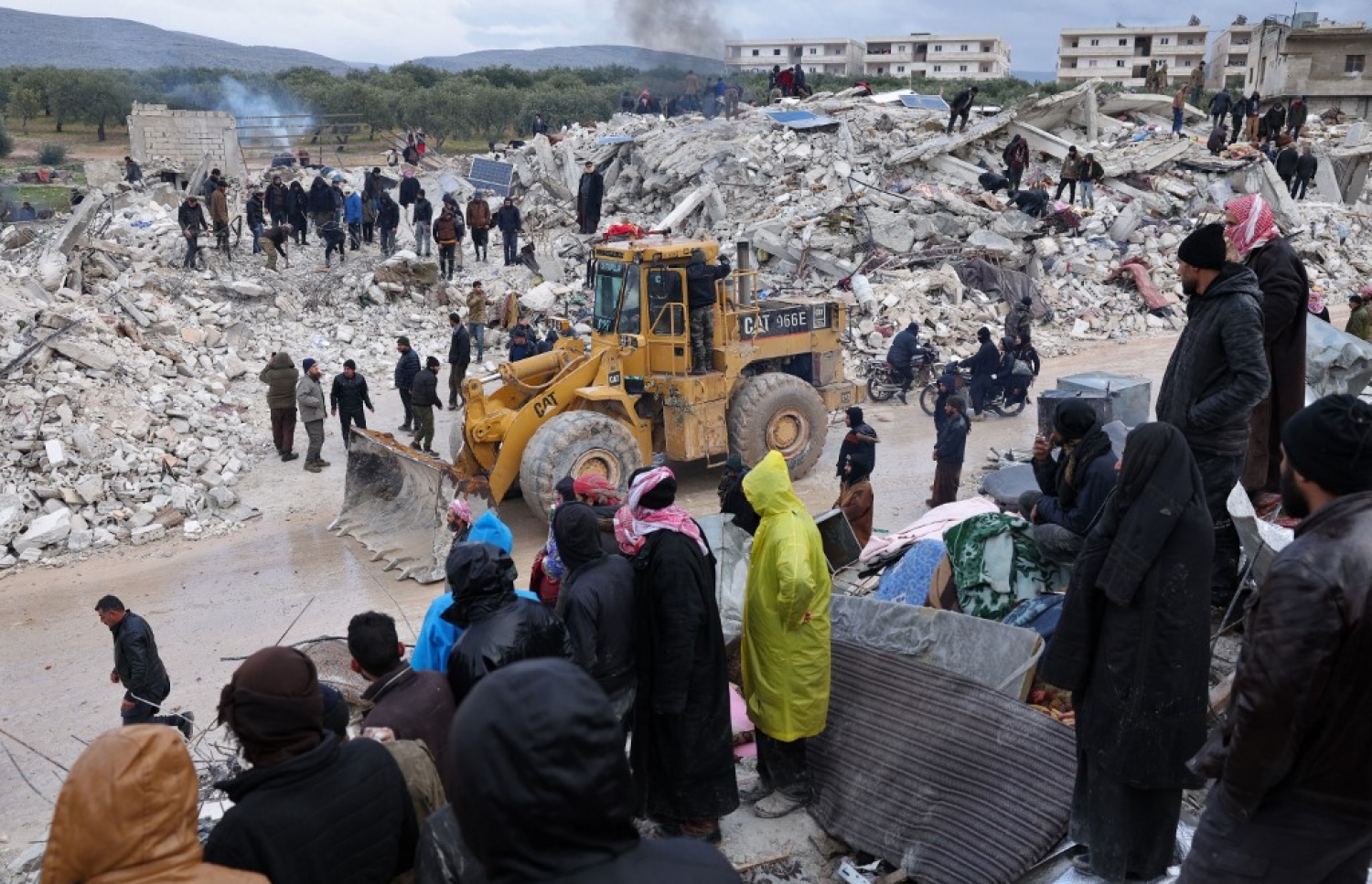 ތުރުކީގެ އިރުމަތީގައި، ސީރިއާގެ ބޯޑަރު ސަރަހައްދުގައި އޮންނަ ގާޒީއަންތާބް އަށް އައި ބާރުގަދަ ބިންހެލުމެއްގައި އެ ސަރަހައްދަށް ބޮޑުތި ގެއްލުންވެ، އެ ސަރަހައްދުން ގެއްލުނު މީހުން ހޯދުމުގެ މަސައްކަތް ކުރަނީ.-- ފޮޓޯ: އޭއެފްޕީ