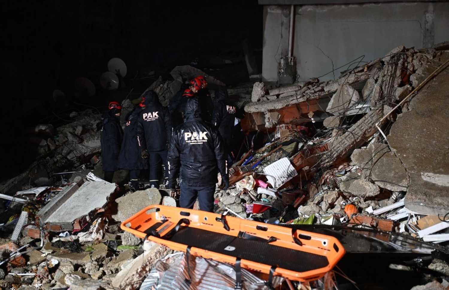 ތުރުކީގެ އިރުމަތީގައި، ސީރިއާގެ ބޯޑަރު ސަރަހައްދުގައި އޮންނަ ގާޒީއަންތާބް އަށް އައި ބާރުގަދަ ބިންހެލުމެއްގައި އެ ސަރަހައްދަށް ބޮޑުތި ގެއްލުންވެ، އެ ސަރަހައްދުން ގެއްލުނު މީހުން ހޯދުމުގެ މަސައްކަތް ކުރަނީ.-- ފޮޓޯ: އޭއެފްޕީ