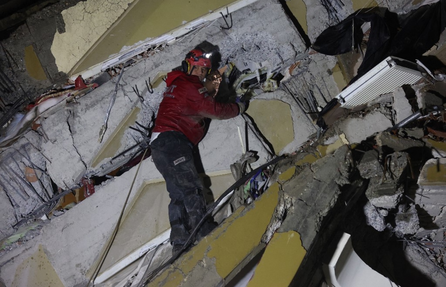 ތުރުކީގެ އިރުމަތީގައި، ސީރިއާގެ ބޯޑަރު ސަރަހައްދުގައި އޮންނަ ގާޒީއަންތާބް އަށް އައި ބާރުގަދަ ބިންހެލުމެއްގައި އެ ސަރަހައްދަށް ބޮޑުތި ގެއްލުންވެ، އެ ސަރަހައްދުން ގެއްލުނު މީހުން ހޯދުމުގެ މަސައްކަތް ކުރަނީ.-- ފޮޓޯ: އޭއެފްޕީ