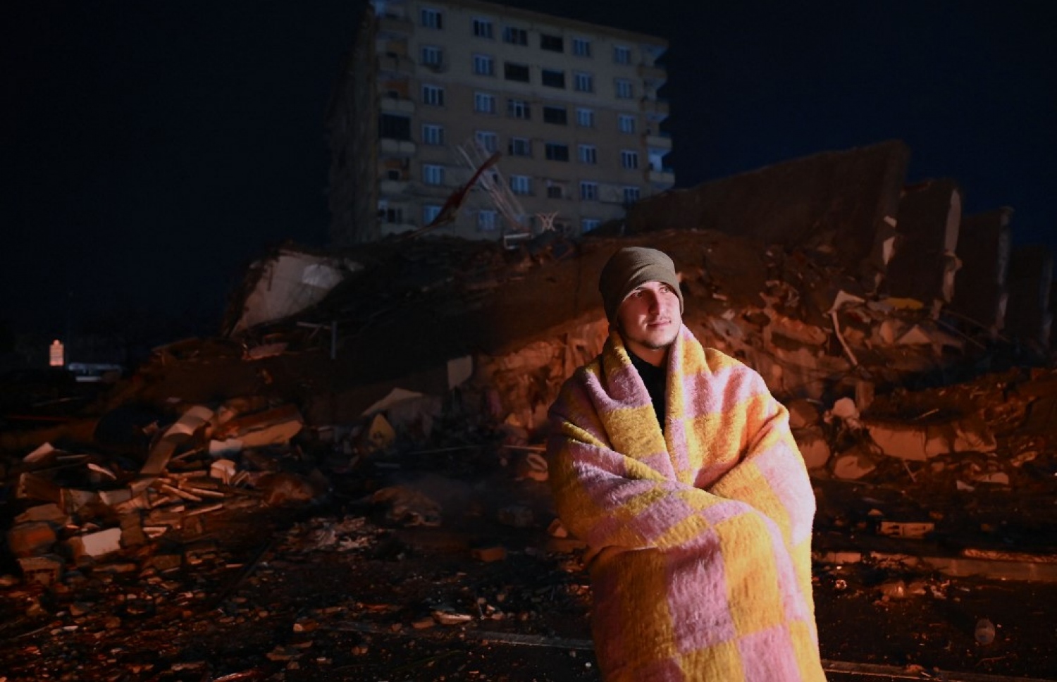 ތުރުކީގެ އިރުމަތީގައި، ސީރިއާގެ ބޯޑަރު ސަރަހައްދުގައި އޮންނަ ގާޒީއަންތާބް އަށް އައި ބާރުގަދަ ބިންހެލުމެއްގައި އެ ސަރަހައްދަށް ބޮޑުތި ގެއްލުންވެ، އެ ސަރަހައްދުން ގެއްލުނު މީހުން ހޯދުމުގެ މަސައްކަތް ކުރަނީ.-- ފޮޓޯ: އޭއެފްޕީ