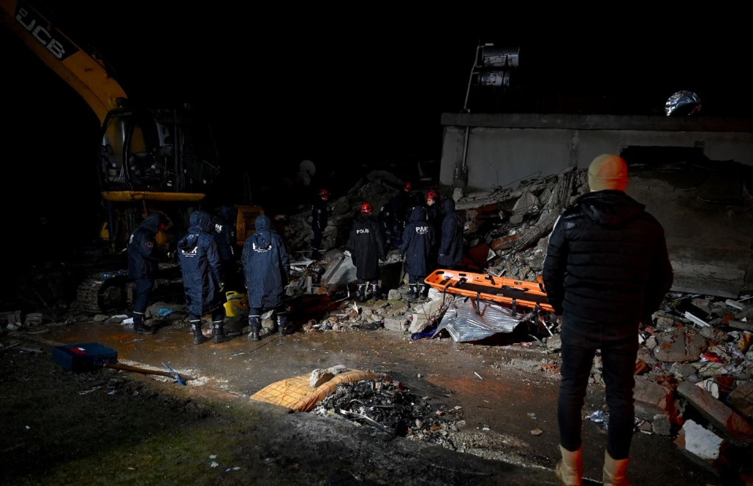 ތުރުކީގެ އިރުމަތީގައި، ސީރިއާގެ ބޯޑަރު ސަރަހައްދުގައި އޮންނަ ގާޒީއަންތާބް އަށް އައި ބާރުގަދަ ބިންހެލުމެއްގައި އެ ސަރަހައްދަށް ބޮޑުތި ގެއްލުންވެ، އެ ސަރަހައްދުން ގެއްލުނު މީހުން ހޯދުމުގެ މަސައްކަތް ކުރަނީ.-- ފޮޓޯ: އޭއެފްޕީ