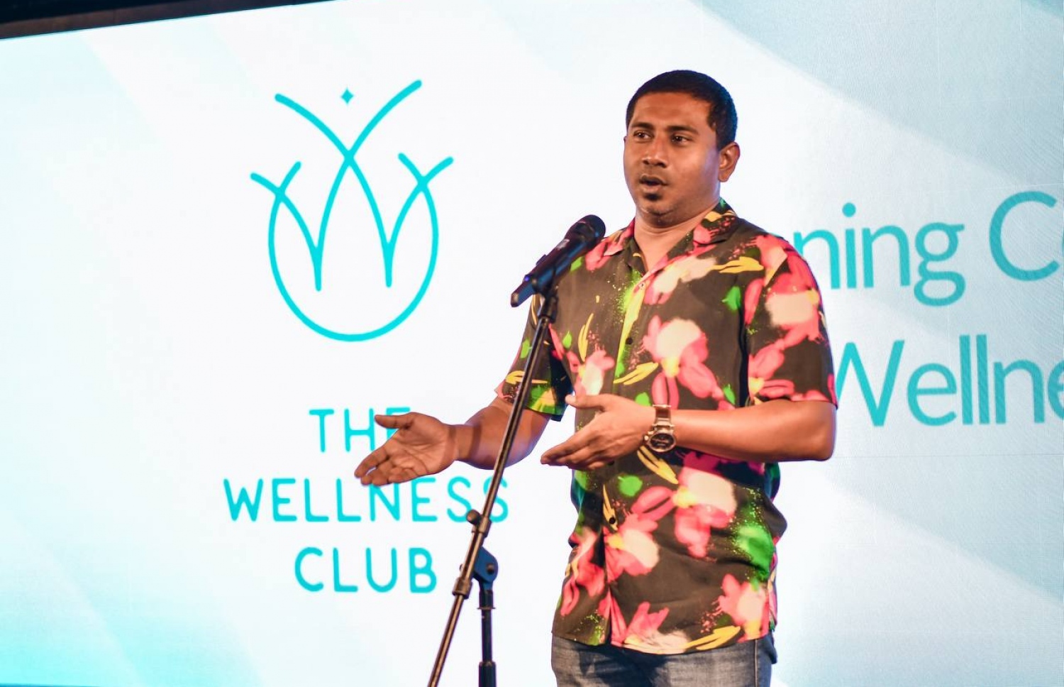 "ދަ ވެލްނަސް ކްލަބް" ހުޅުވުމުގެ ރަސްމިއްޔާތުގައި މިނިސްޓަރު އަހުމަދު މަހުލޫފް ވާހަކަ ދައްކަވަނީ. -- ފޮޓޯ: ފަޔާޒް މޫސާ | މިހާރު