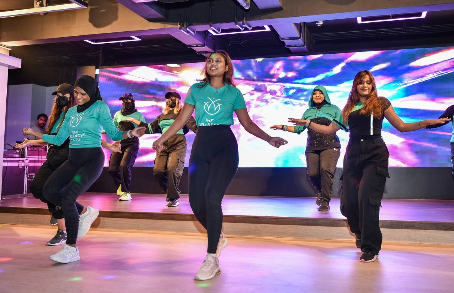 "ދަ ވެލްނަސް ކްލަބް"ގެ އިންސްޓްރަކްޓަރުން އެ ތަނުގެ ކްލާސްތަކުގެ ޕްރިވިއުއެއް ދެނީ. -- ފޮޓޯ: ފަޔާޒް މޫސާ | މިހާރު