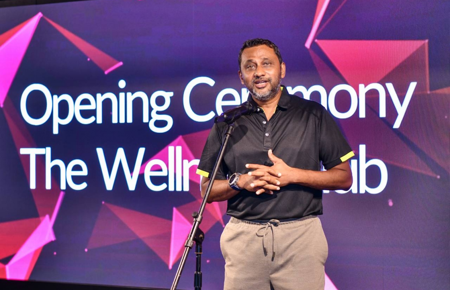 "ދަ ވެލްނަސް ކްލަބް" ހުޅުވުމުގެ ރަސްމިއްޔާތުގައި އޭޑީކޭ ހޮސްޕިޓަލުގެ މެނޭޖިން ޑިރެކްޓަރު އަހުމަދު އަފްއާލް ވާހަކަ ދައްކަވަނީ. -- ފޮޓޯ: ފަޔާޒް މޫސާ | މިހާރު