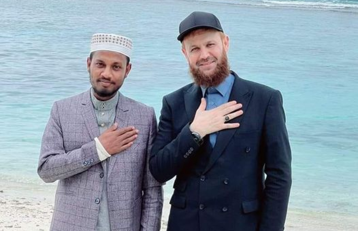 މާލާ (ކ) އޭނާގެ އެކުވެރިއަކާ އެކު ރާއްޖޭގައި ނަގާފައިވާ ފޮޓޯއެއް.