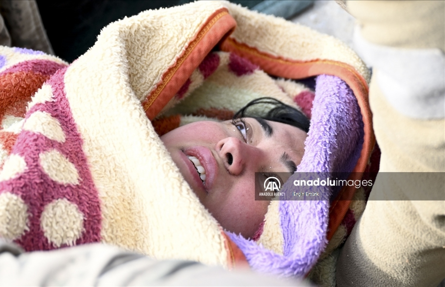 ތުރުކީގެ ބިންހެލުމުގައި ވެއްޓިފައިވާ އިމާރާތުގެ ދަށުން 30 ގަޑިއރަށް ފަހު ދިރިތިއްބާ ފެނުނު އާއިލާގެ މެންބަރުންގެ ތެރެއިން މަންމަ