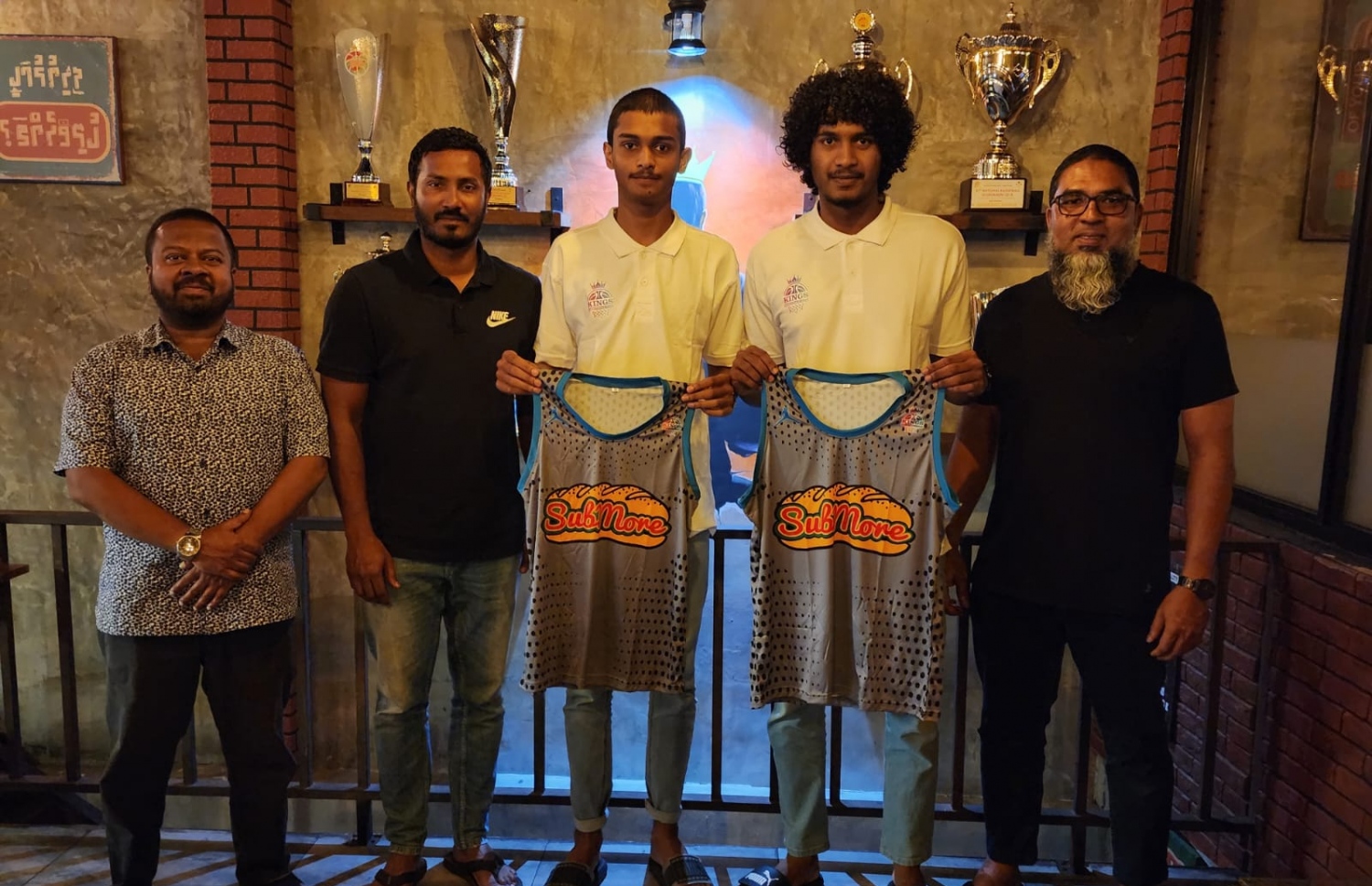 އައިކް އާއި ދާދު އަށް ދުބާއީގެ ޓްރޭނިން ކިޓް ހަވާލު ކުރުމަށް ބޭއްވި ރަސްމިއްޔާޓުގައި ކިންގްސްގެ އިސްވެރިން