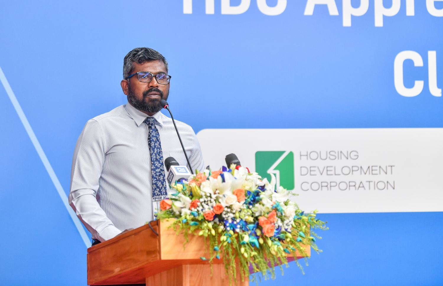 އެޕްރެންޓިސްޝިޕް ޕްރޮގުރާމް ނިންމުމުގެ ރަސްމިއްޔާތުގައި އެޗްޑީސީގެ މެނޭޖިން ޑިރެކްޓަރު އަހުމަދު އާތިފް ވާހަކަ ދައްކަވަނީ. -- ފޮޓޯ: ފަޔާޒް މޫސާ | މިހާރު