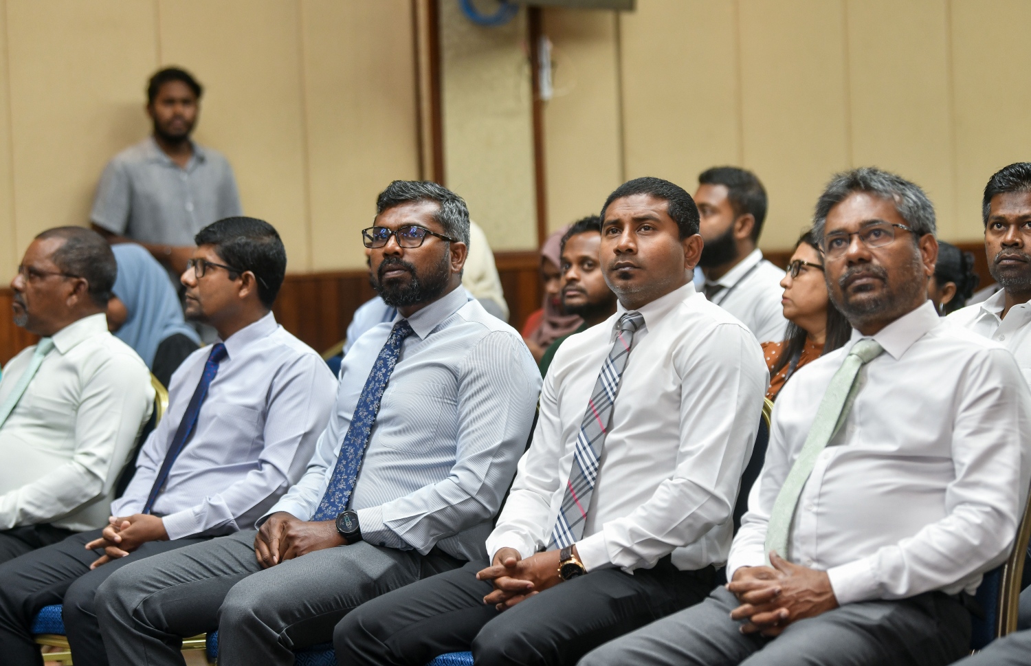 އެޗްޑީސީން މިދިޔަ އަހަރު ފެށި އެޕްރެންޓިސްޝިޕް ޕްރޮގްރާމް ފުރިހަމަކުރި މީހުންނަށް ސެޓްފިކެޓް ދިނުމަށް ބޭއްވި ރަސްމިއްޔާތުގައި ޔޫތު މިނިސްޓަރު މަހުލޫފާއި އެޗްޑީސީގެ އެމްޑީ އާތިފް އަދި ސަރުކާރުގެ ބައެއް އެހެން ވެރިން.---ފޮޓޯ: ފަޔާޒު މޫސާ| މިހާރު