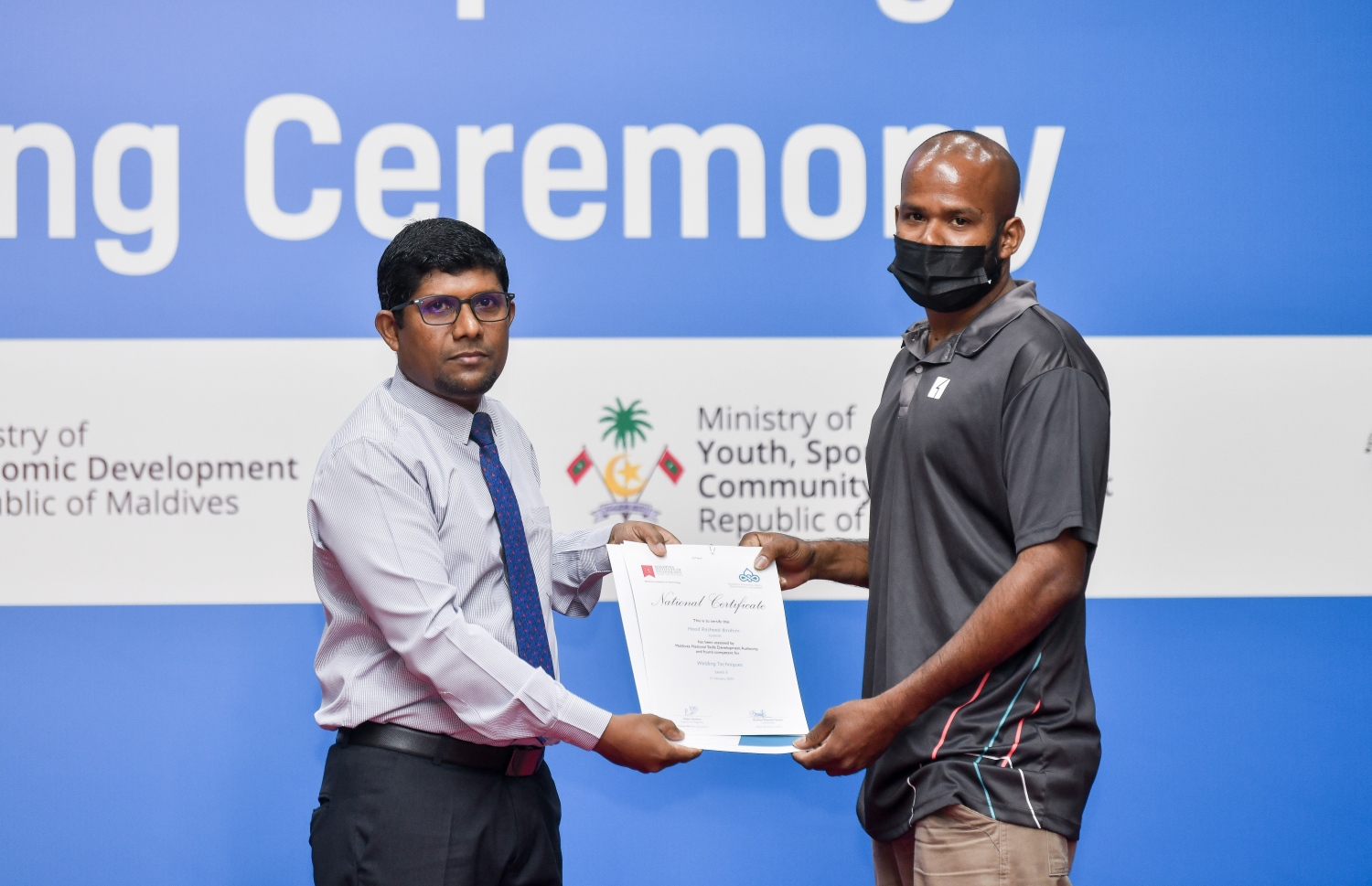 އެޗްޑީސީން މިދިޔަ އަހަރު ފެށި އެޕްރެންޓިސްޝިޕް ޕްރޮގްރާމް ފުރިހަމަކުރި މީހަކަށް އިކޮނޮމިކް މިނިސްޓްރީގެ ޑެޕިއުޓީ މިނިސްޓަރު ޒާމިރު ސެޓްފިކެޓް ދެއްވަނީ.---ފޮޓޯ: ފަޔާޒު މޫސާ| މިހާރު