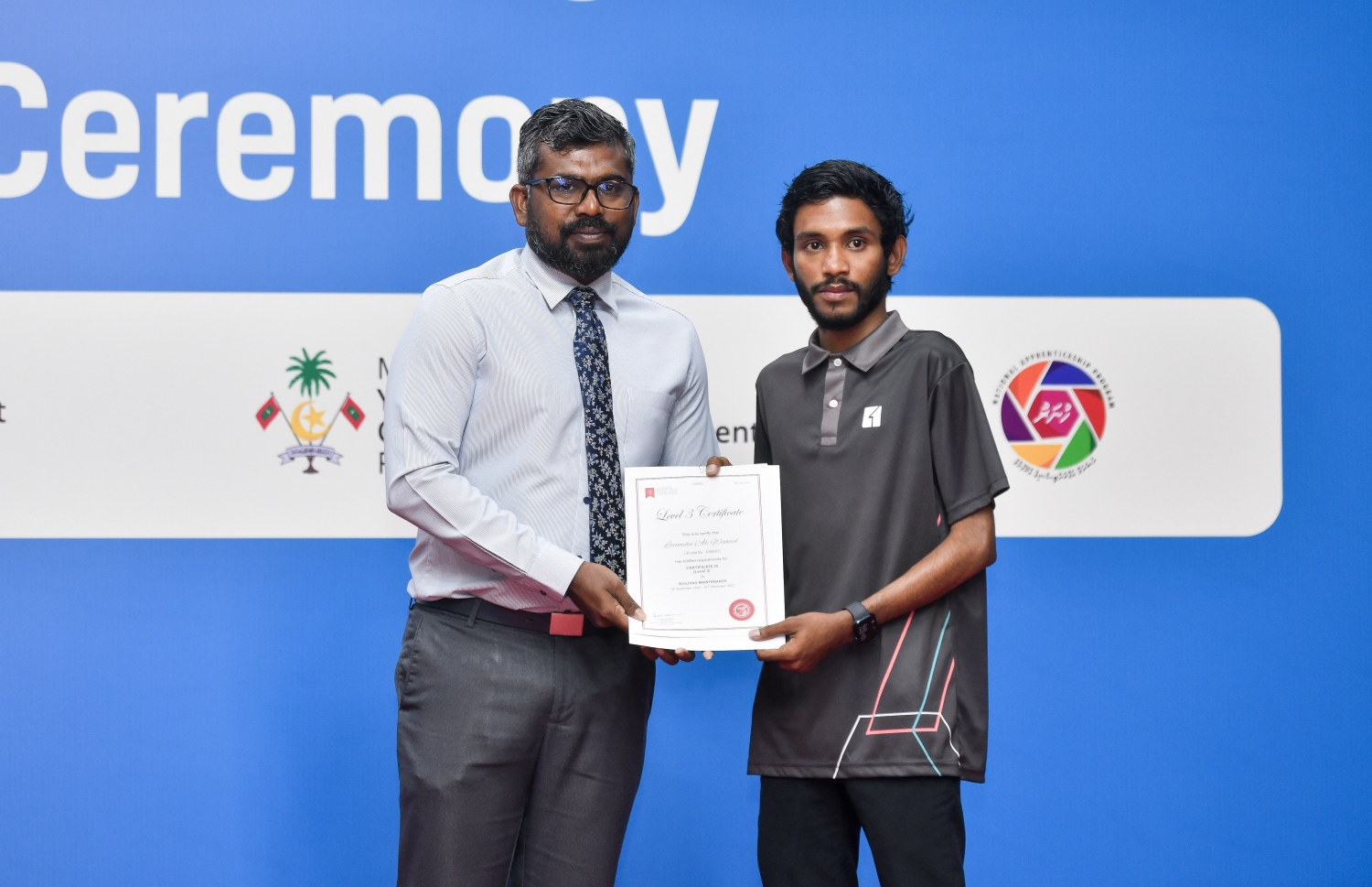 އެޗްޑީސީން މިދިޔަ އަހަރު ފެށި އެޕްރެންޓިސްޝިޕް ޕްރޮގްރާމް ފުރިހަމަކުރި ޒުވާނަކަށް އެޗްޑީސީގެ އެމްޑީ އާތިފް ސެޓްފިކެޓް ދެއްވަނީ.---ފޮޓޯ: ފަޔާޒު މޫސާ| މިހާރު