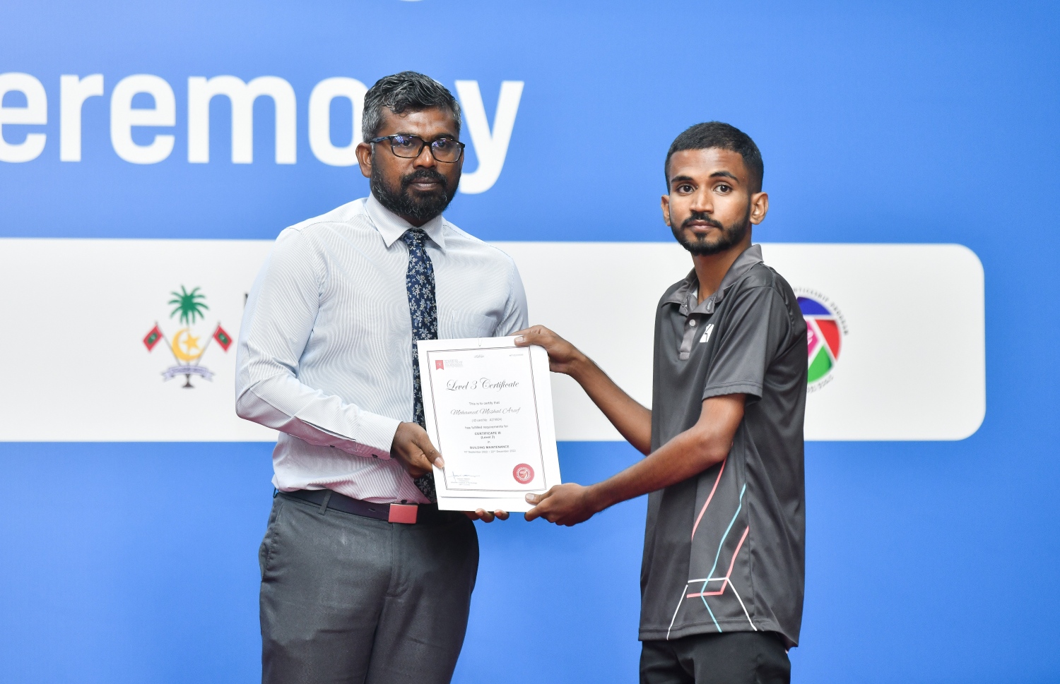 އެޗްޑީސީން މިދިޔަ އަހަރު ފެށި އެޕްރެންޓިސްޝިޕް ޕްރޮގްރާމް ފުރިހަމަކުރި ޒުވާނަކަށް އެޗްޑީސީގެ އެމްޑީ އާތިފް ސެޓްފިކެޓް ދެއްވަނީ.---ފޮޓޯ: ފަޔާޒު މޫސާ| މިހާރު