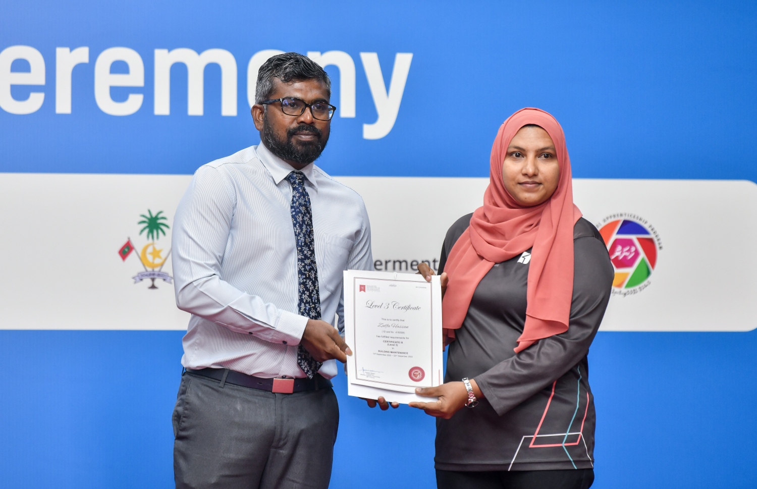 އެޗްޑީސީން މިދިޔަ އަހަރު ފެށި އެޕްރެންޓިސްޝިޕް ޕްރޮގްރާމް ފުރިހަމަކުރި މީހަކަށް އެޗްޑީސީގެ އެމްޑީ އާތިފް ސެޓްފިކެޓް ދެއްވަނީ.---ފޮޓޯ: ފަޔާޒު މޫސާ| މިހާރު