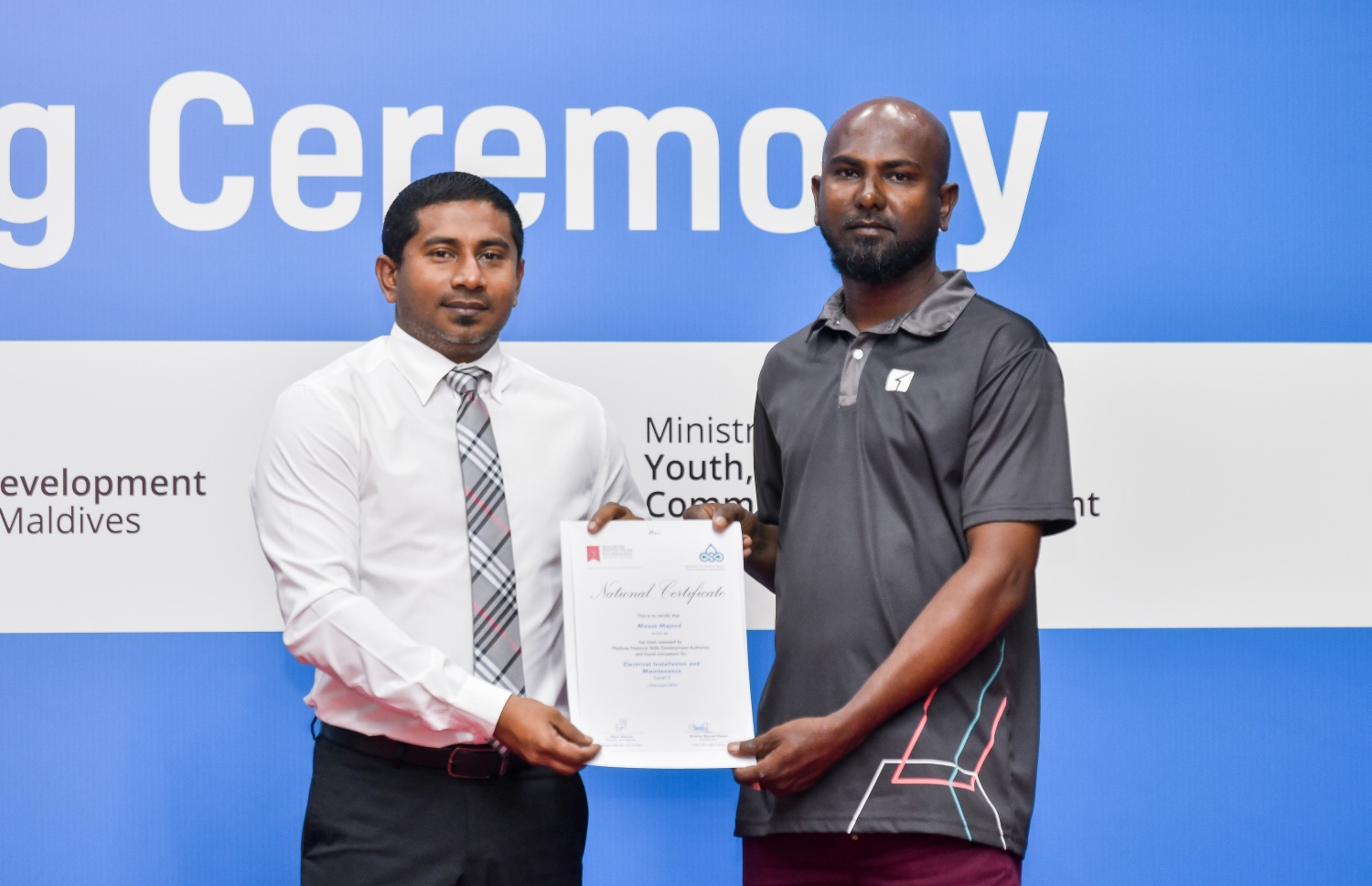 އެޗްޑީސީން މިދިޔަ އަހަރު ފެށި އެޕްރެންޓިސްޝިޕް ޕްރޮގްރާމް ފުރިހަމަކުރި މީހަކަށް ޔޫތު މިނިސްޓަރު މަހުލޫފް ސެޓްފިކެޓް ދެއްވަނީ.---ފޮޓޯ: ފަޔާޒު މޫސާ| މިހާރު