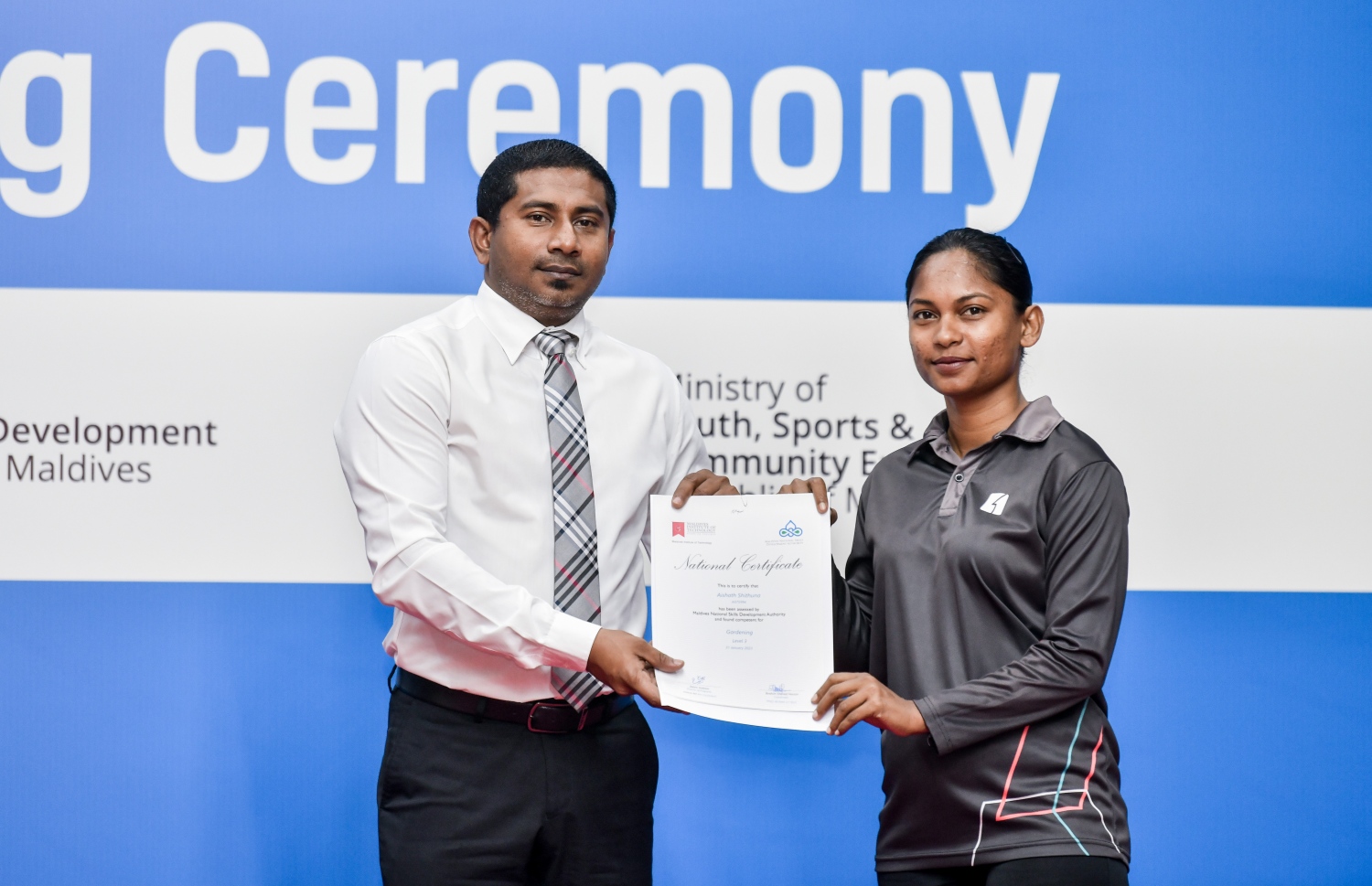 އެޗްޑީސީން މިދިޔަ އަހަރު ފެށި އެޕްރެންޓިސްޝިޕް ޕްރޮގްރާމް ފުރިހަމަކުރި މީހަކަށް ޔޫތު މިނިސްޓަރު މަހުލޫފް ސެޓްފިކެޓް ދެއްވަނީ.---ފޮޓޯ: ފަޔާޒު މޫސާ| މިހާރު