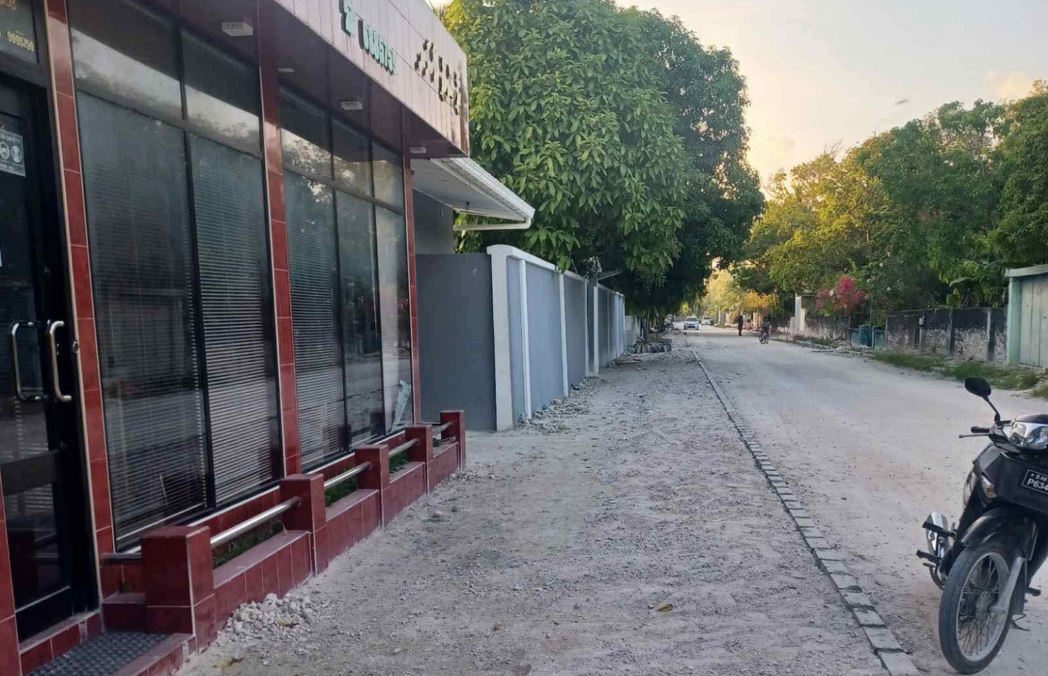 ސ. ހިތަދޫ ހުސެއިނީ މަގުގައި ޕޭވްމަންޓް ހަދަން އަރިމަތީގައި ގާ ޖަހައިފައި -- ފޮޓޯ: އައްޑޫ ލައިވް