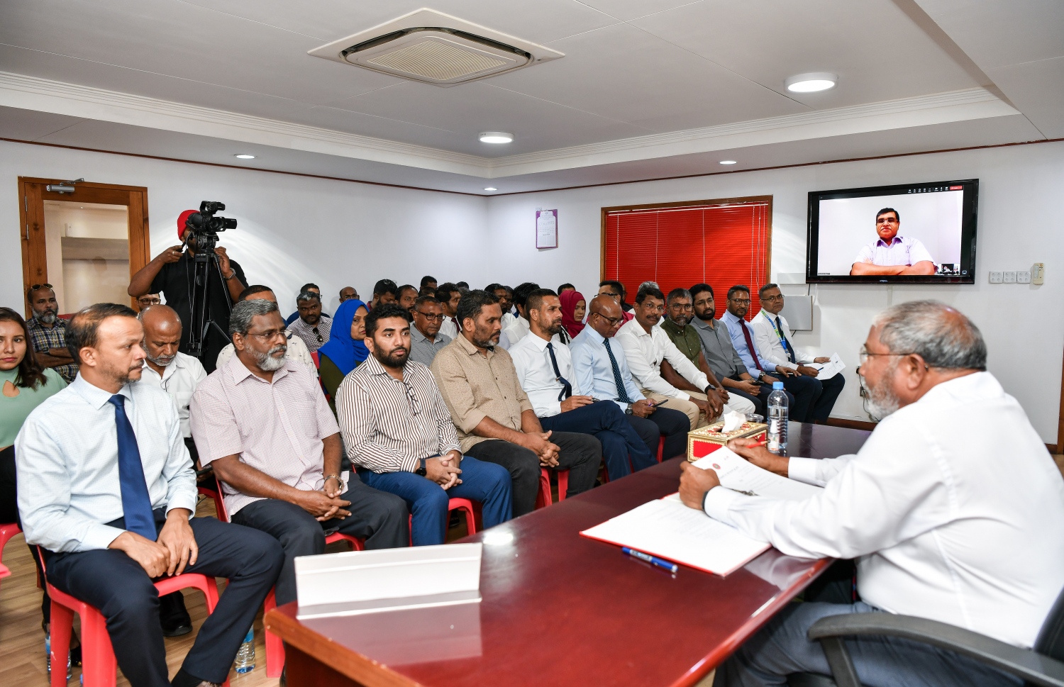 ޖޭޕީގެ ކައުންސިލްގެ ބައްދަލުވުން ގާސިމް ކުރިއަށް ގެންދަވާއިރު، އޭނާގެ ވާހަކަ މެމްބަރުން އަޑުއައްސަވަނީ.---ފޮޓޯ: ފަޔާޒު މޫސާ| މިހާރު