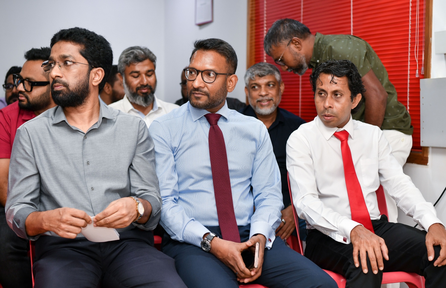 ޖޭޕީގެ ކައުންސިލްގެ މިއަދުގެ ބައްދަލުވުމަށް ވަޑައިގެންނެވި ބައެއް ބޭފުޅުން.---ފޮޓޯ: ފަޔާޒު މޫސާ| މިހާރު
