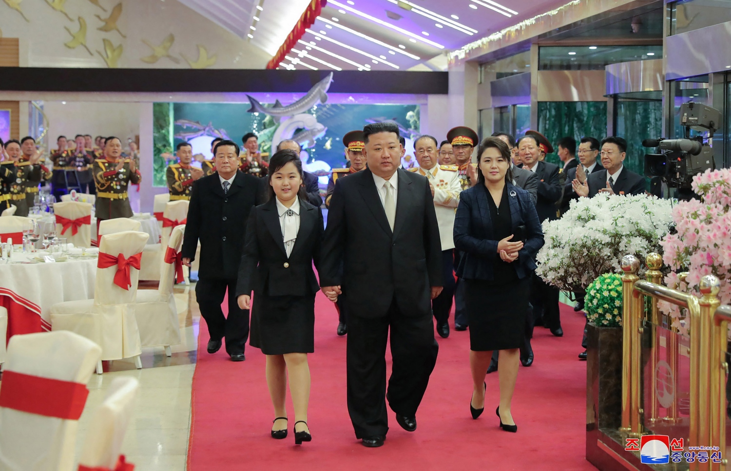 ފެބްރުއަރީ 8، 2023؛ އުތުރު ކޮރެއާގެ ސިފައިންގެ 75 ވަނަ އަހަރީ ދުވަސް ފާހަގަކުރުމަށް ބޭއްވި ހަފްލާއެއްގައި އެ ގައުމުގެ ރައީސް ކިމް ޖޮންގް އުން، އޭނާގެ ހަގު ދަރިކަނބަލުން ޖޫ އައިއާ އެކުގައި ބައިވެރިވެވަޑައިގަންނަވަނީ. ---އޭއެފްޕީ