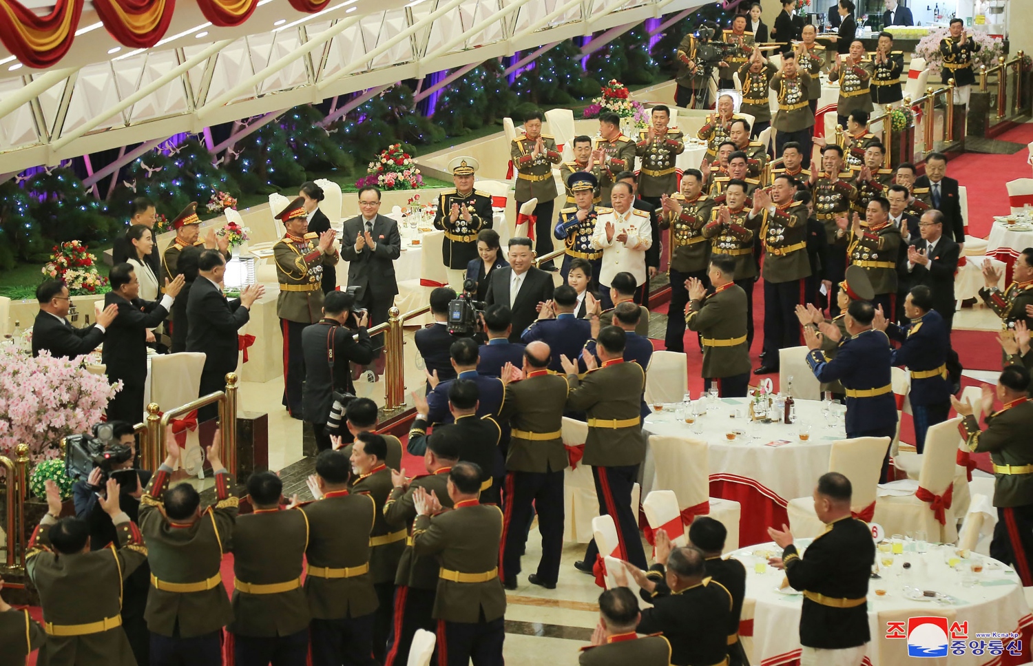 ފެބްރުއަރީ 8، 2023؛ އުތުރު ކޮރެއާގެ ސިފައިންގެ 75 ވަނަ އަހަރީ ދުވަސް ފާހަގަކުރުމަށް ބޭއްވި ހަފްލާއެއްގައި އެ ގައުމުގެ ރައީސް ކިމް ޖޮންގް އުން، އޭނާގެ ހަގު ދަރިކަނބަލުން ޖޫ އައިއާ އެކުގައި ބައިވެރިވެވަޑައިގަންނަވަނީ. ---އޭއެފްޕީ