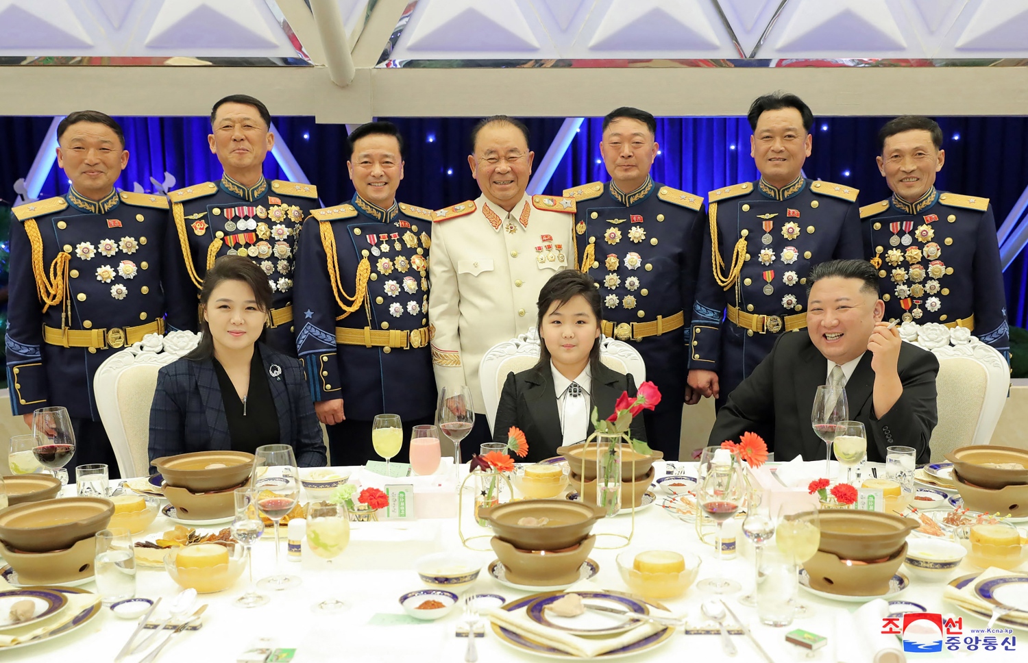 ފެބްރުއަރީ 8، 2023؛ އުތުރު ކޮރެއާގެ ސިފައިންގެ 75 ވަނަ އަހަރީ ދުވަސް ފާހަގަކުރުމަށް ބޭއްވި ހަފްލާއެއްގައި އެ ގައުމުގެ ރައީސް ކިމް ޖޮންގް އުން، އޭނާގެ ހަގު ދަރިކަނބަލުން ޖޫ އައިއާ އެކުގައި ބައިވެރިވެވަޑައިގަންނަވަނީ. ---އޭއެފްޕީ