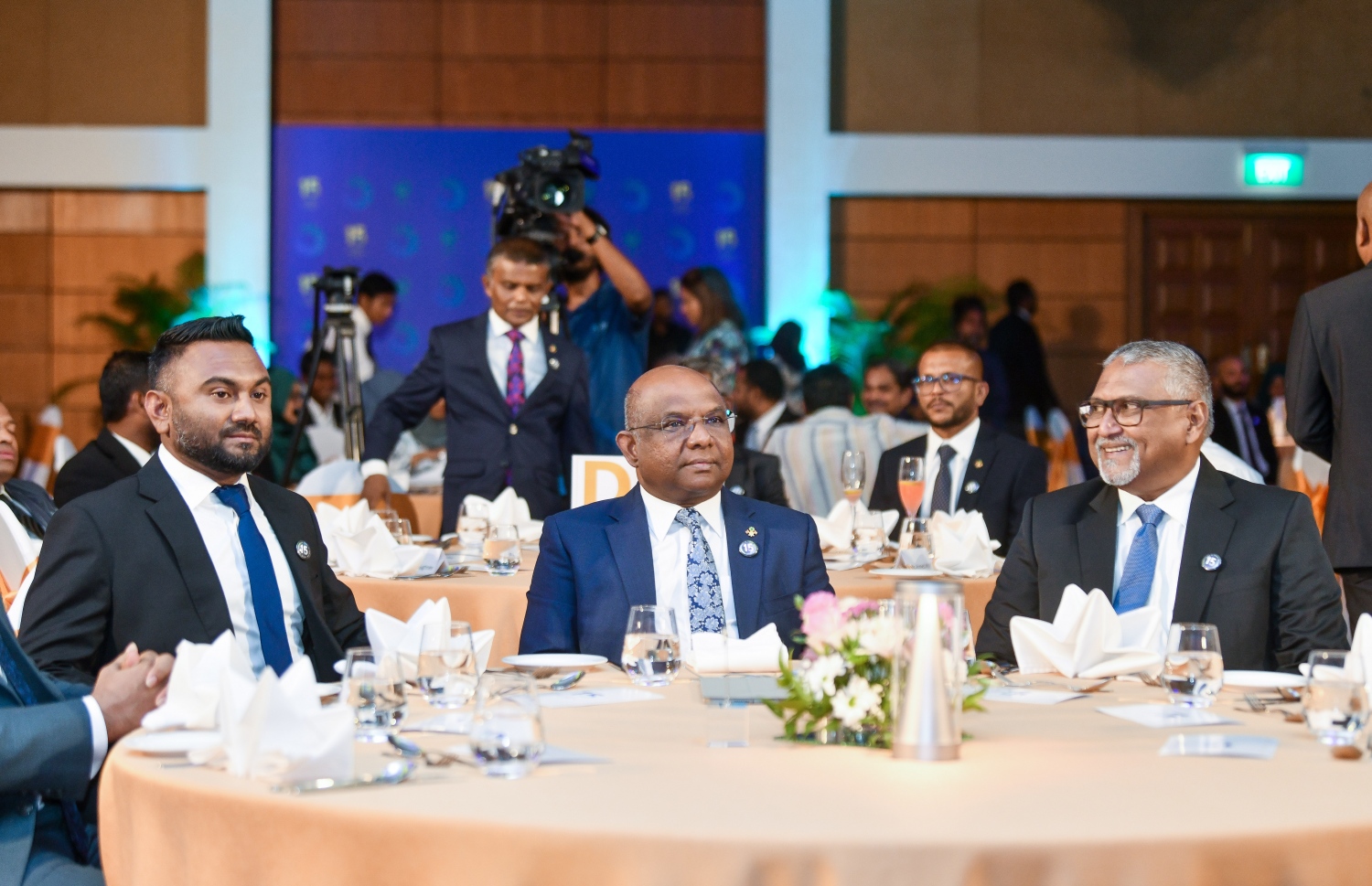 އެމްޓީޑީސީގެ 15 ވަނަ އަހަރީ ދުވަހާ ގުޅިގެން ކުރުނބާގައި ބޭއްވި ރަސްމިއްޔާތުގައި އެ ކުންފުނީގެ މެނޭޖިން ޑިރެކްޓަރު ތަޒްމީލް އަބްދުއްސަމަދު(ވ)، ޗެއާމަން އަބްދުﷲ ފާއިޒް(ކ) އަދި ފޮރިން މިނިސްޓަރު އަބްދުﷲ ޝާހިދު(މ) ބައިވެރިވެ ވަޑައިގަންނަވަނީ.-- ފޮޓޯ: ފަޔާޒް މޫސާ /މިހާރު