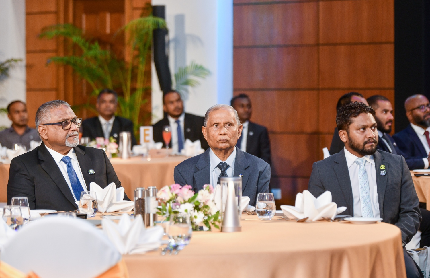 އެމްޓީޑީސީގެ 15 ވަނަ އަހަރީ ދުވަހާ ގުޅިގެން ކުރުނބާގައި ބޭއްވި ރަސްމިއްޔާތުގައި އެ ކުންފުނީގެ ޗެއާމަން އަބްދުﷲ ފާއިޒް(ވ) އަދި އަލީ ޒާހިރު(ކ) ބައިވެރިވެ ވަޑައިގަންނަވަނީ.-- ފޮޓޯ: ފަޔާޒް މޫސާ /މިހާރު