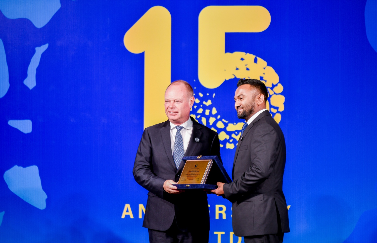 އެމްޓީޑީސީގެ 15 ވަނަ އަހަރީ ދުވަހާ ގުޅިގެން ކުރުނބާގައި ބޭއްވި ރަސްމިއްޔާތުގައި އެ ކުންފުނީގެ މެނޭޖިން ޑިރެކްޓަރު ތަޒްމީލް އަބްދުއްސަމަދު ހަނދާނީ ފިލައެއް ދެއްވަނީ.-- ފޮޓޯ: ފަޔާޒް މޫސާ /މިހާރު