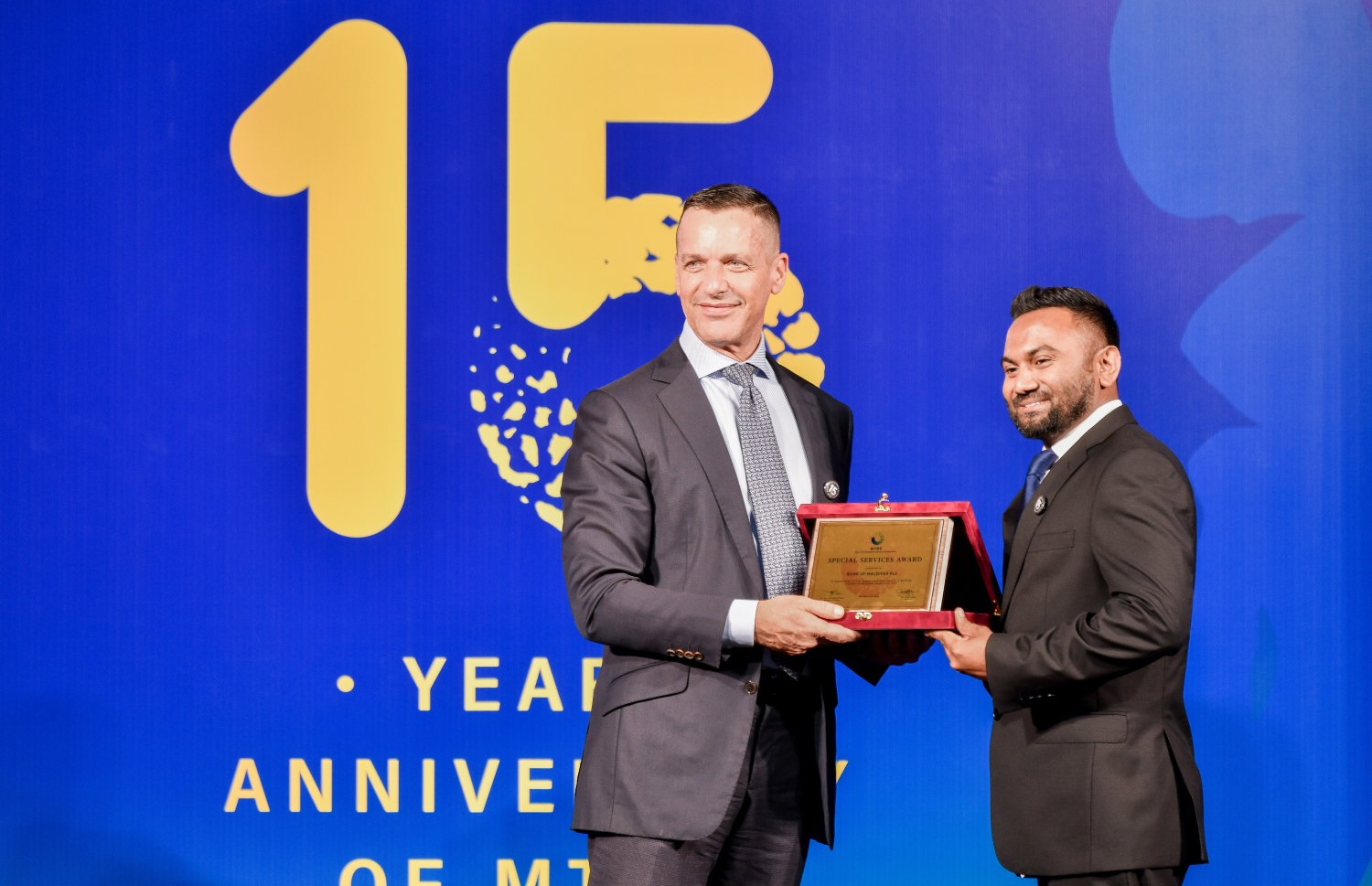 އެމްޓީޑީސީގެ 15 ވަނަ އަހަރީ ދުވަހާ ގުޅިގެން ކުރުނބާގައި ބޭއްވި ރަސްމިއްޔާތުގައި އެ ކުންފުނީގެ މެނޭޖިން ޑިރެކްޓަރު ތަޒްމީލް އަބްދުއްސަމަދު ހަނދާނީ ފިލައެއް ދެއްވަނީ.-- ފޮޓޯ: ފަޔާޒް މޫސާ /މިހާރު