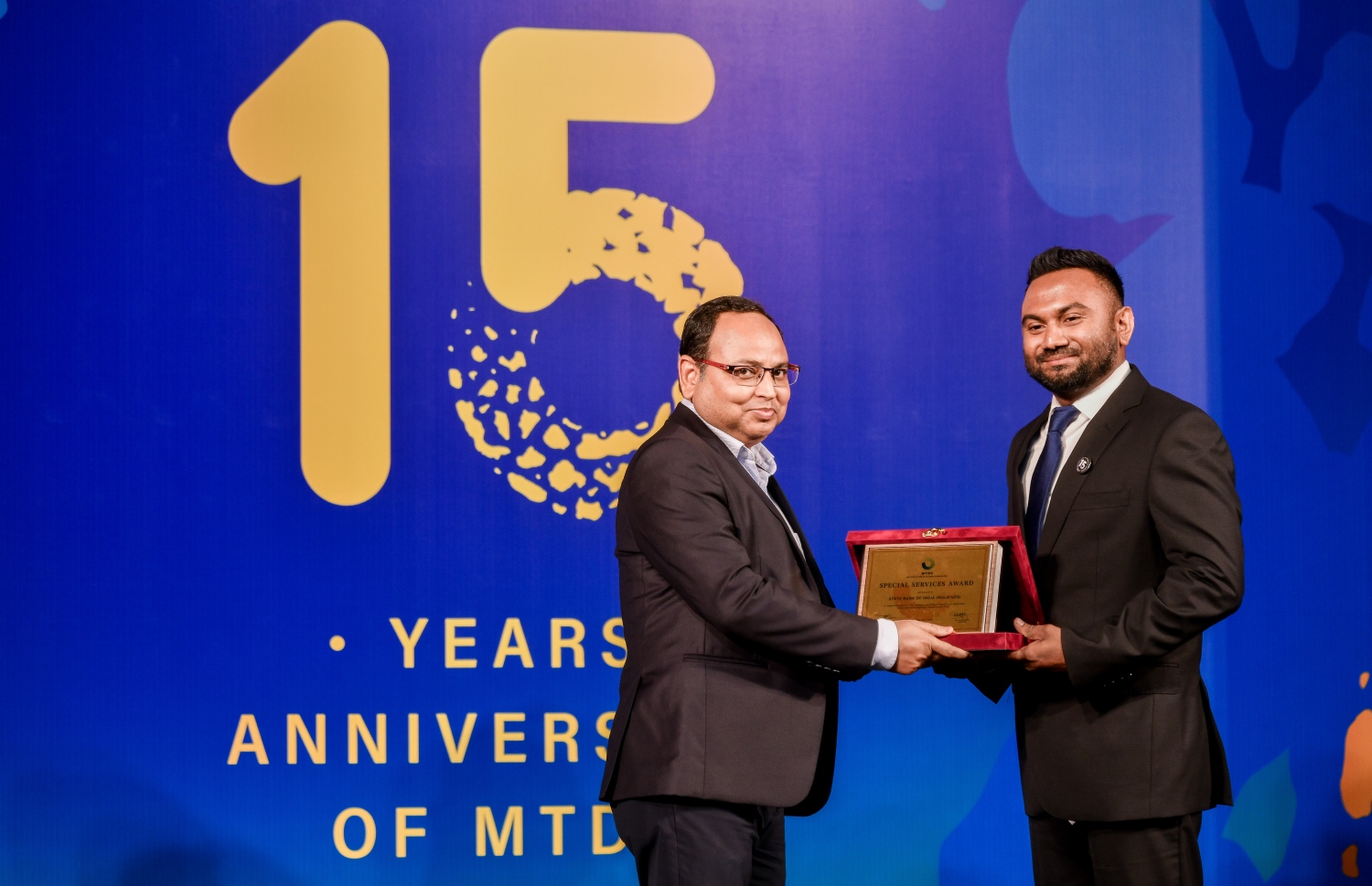 އެމްޓީޑީސީގެ 15 ވަނަ އަހަރީ ދުވަހާ ގުޅިގެން ކުރުނބާގައި ބޭއްވި ރަސްމިއްޔާތުގައި އެ ކުންފުނީގެ މެނޭޖިން ޑިރެކްޓަރު ތަޒްމީލް އަބްދުއްސަމަދު ހަނދާނީ ފިލައެއް ދެއްވަނީ.-- ފޮޓޯ: ފަޔާޒް މޫސާ /މިހާރު