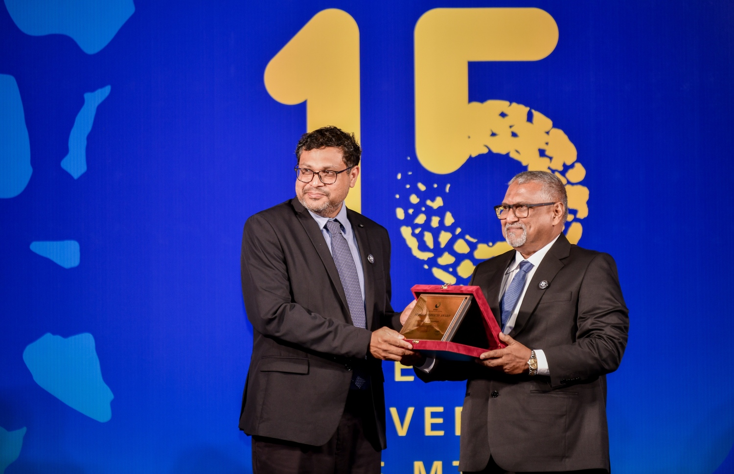 އެމްޓީޑީސީގެ 15 ވަނަ އަހަރީ ދުވަހާ ގުޅިގެން ކުރުނބާގައި ބޭއްވި ރަސްމިއްޔާތުގައި އެ ކުންފުނީގެ ޗެއާމަން އަބްދުﷲ ފާއިޒް(ވ) ދާއިރާގެ ބޭފުޅަކަށް ހަނދާނީ ފިލައެއް ދެއްވަނީ.-- ފޮޓޯ: ފަޔާޒް މޫސާ /މިހާރު