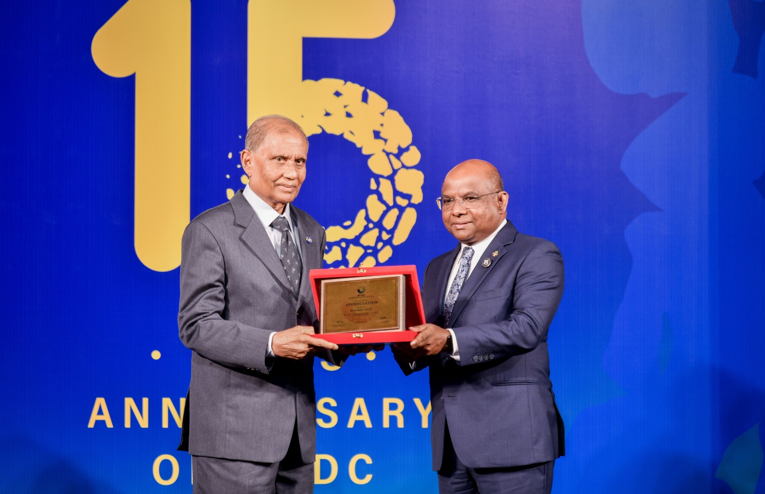 އެމްޓީޑީސީގެ 15 ވަނަ އަހަރީ ދުވަހާ ގުޅިގެން ކުރުނބާގައި ބޭއްވި ރަސްމިއްޔާތުގައި އެ ކުންފުނީގެ ޗެއާމަން އަބްދުﷲ ފާއިޒް(ވ) ހަނދާނީ ފިލައެއް ދެއްވަނީ.-- ފޮޓޯ: ފަޔާޒް މޫސާ /މިހާރު