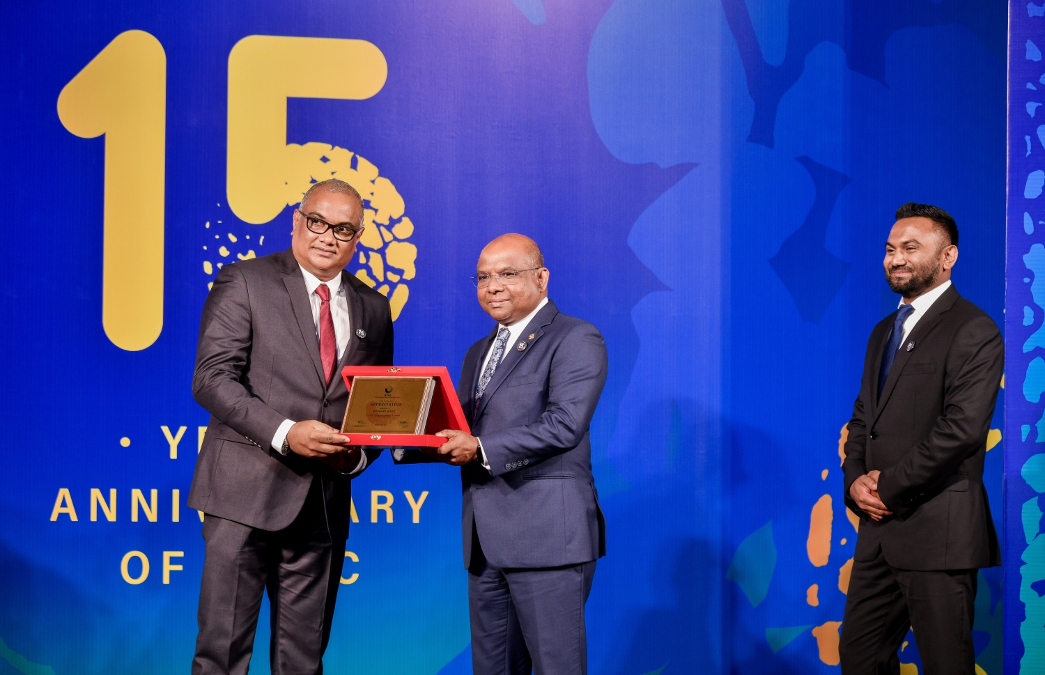 އެމްޓީޑީސީގެ 15 ވަނަ އަހަރީ ދުވަހާ ގުޅިގެން ކުރުނބާގައި ބޭއްވި ރަސްމިއްޔާތުގައި އަގު ވަޒަން ކުރުމުގެ ފިލައެއް އައިލޭންޑް އޭވިއޭޝަންގެ މެނޭޖިން ޑިރެކްޓަރު އަހުމަދު މިހާދަށް(ވ) ފޮރިން މިނިސްޓަރު އަބްދުﷲ ޝާހިދު(މ) ދެއްވަނީ.-- ފޮޓޯ: ފަޔާޒް މޫސާ /މިހާރު