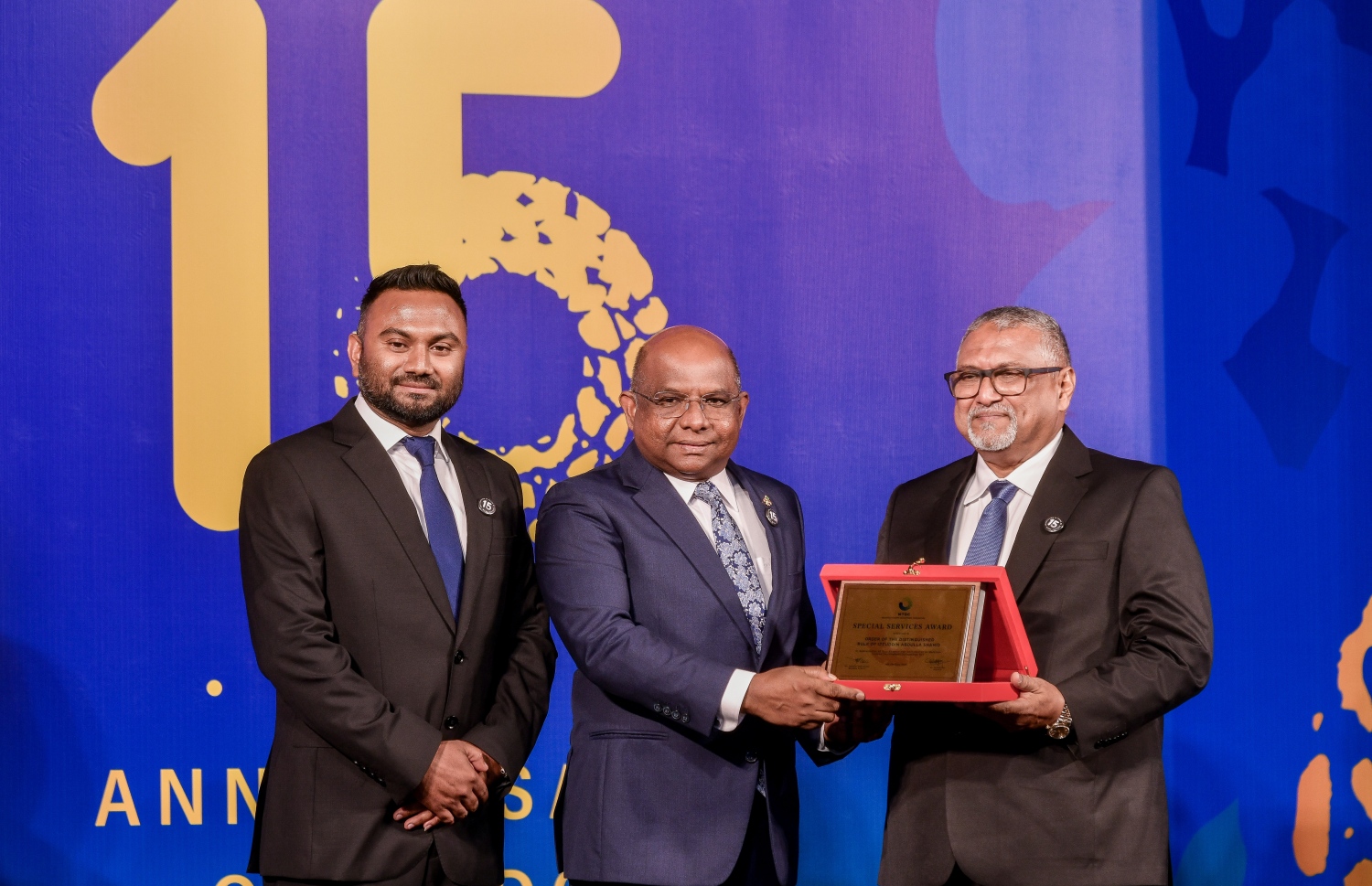 އެމްޓީޑީސީގެ 15 ވަނަ އަހަރީ ދުވަހާ ގުޅިގެން ކުރުނބާގައި ބޭއްވި ރަސްމިއްޔާތުގައި އެ ކުންފުނީގެ ޗެއާމަން އަބްދުﷲ ފާއިޒް(ވ) ފޮރިން މިނިސްޓަރު އަބްދުﷲ ޝާހިދަށް ހަނދާނީ ފިލައެއް ދެއްވަނީ.-- ފޮޓޯ: ފަޔާޒް މޫސާ /މިހާރު