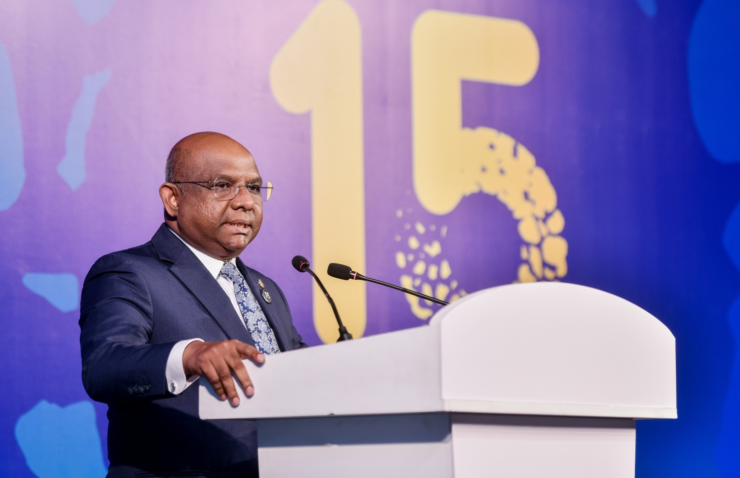 އެމްޓީޑީސީގެ 15 ވަނަ އަހަރީ ދުވަހާ ގުޅިގެން ކުރުނބާގައި ބޭއްވި ރަސްމިއްޔާތުގައި ފޮރިން މިނިސްޓަރު އަބްދުﷲ ޝާހިދު ވާހަކަ ދައްކަވަނީ.-- ފޮޓޯ: ފަޔާޒް މޫސާ /މިހާރު