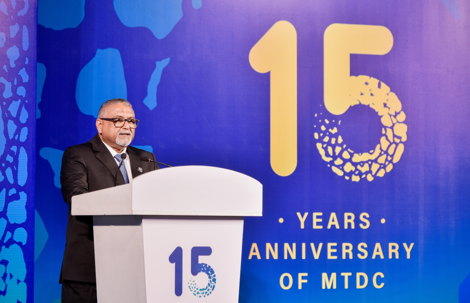 އެމްޓީޑީސީގެ 15 ވަނަ އަހަރީ ދުވަހާ ގުޅިގެން ކުރުނބާގައި ބޭއްވި ރަސްމިއްޔާތުގައި އެ ކުންފުނީގެ ޗެއާމަން އަބްދުﷲ ފާއިޒް ވާހަކަ ދައްކަވަނީ.-- ފޮޓޯ: ފަޔާޒް މޫސާ /މިހާރު