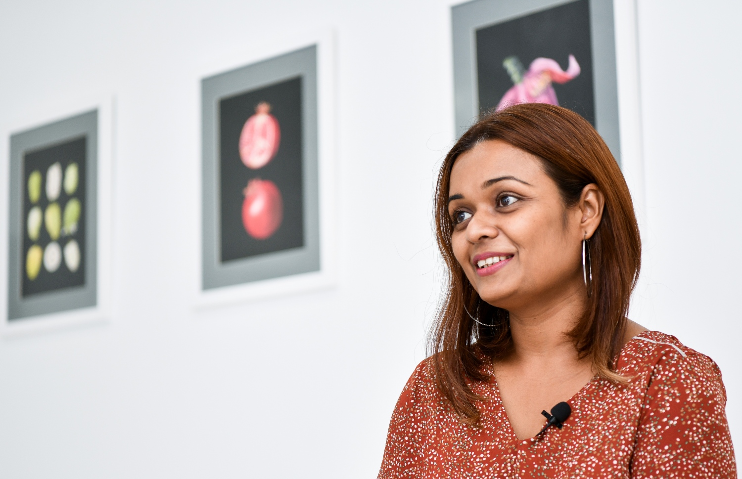 މަރީ "މިހާރު"އަށް އިންޓަވިއު ދެނީ. -- ފޮޓޯ: ފަޔާޒް މޫސާ | މިހާރު