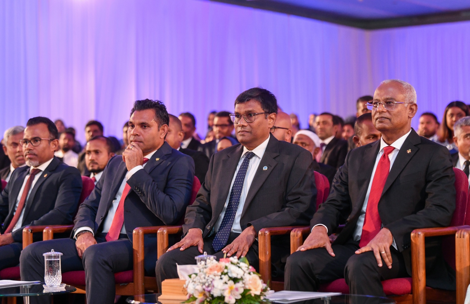 މިރޭގެ ޖަލްސާގައި ރައީސާއި އުއްތަމަ ފަނޑިޔާރު ނައިބު ރައީސް ބައިވެރިވެ ވަޑައިގަންނަވަނީ --- މިހާރު ފޮޓޯ/ފަޔާޒް މޫސާ