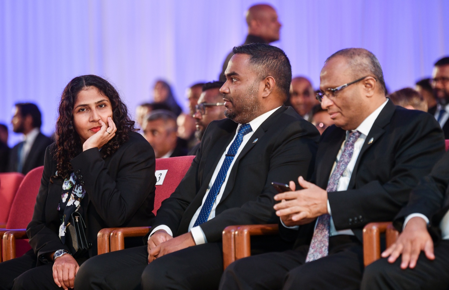 ޖުޑީޝަލް އަހަރު ފެށުމަށް ދަރުބާރުގޭގައި ބޭއްވި ޖަލްސާގައި ސުޕްރީމް ކޯޓުގެ ފަނޑިޔާރުންގެ ތެރެއިން (ކ-ވ) ސުއޫދު، މަހާޒް އަދި އަޒްމިރަލްދާ ބައިވެރިވެވަޑައިގަންނަވަނީ.---ފޮޓޯ: ފަޔާޒު މޫސާ| މިހާރު